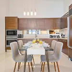 Mvr-Water Views & Modern Luxury