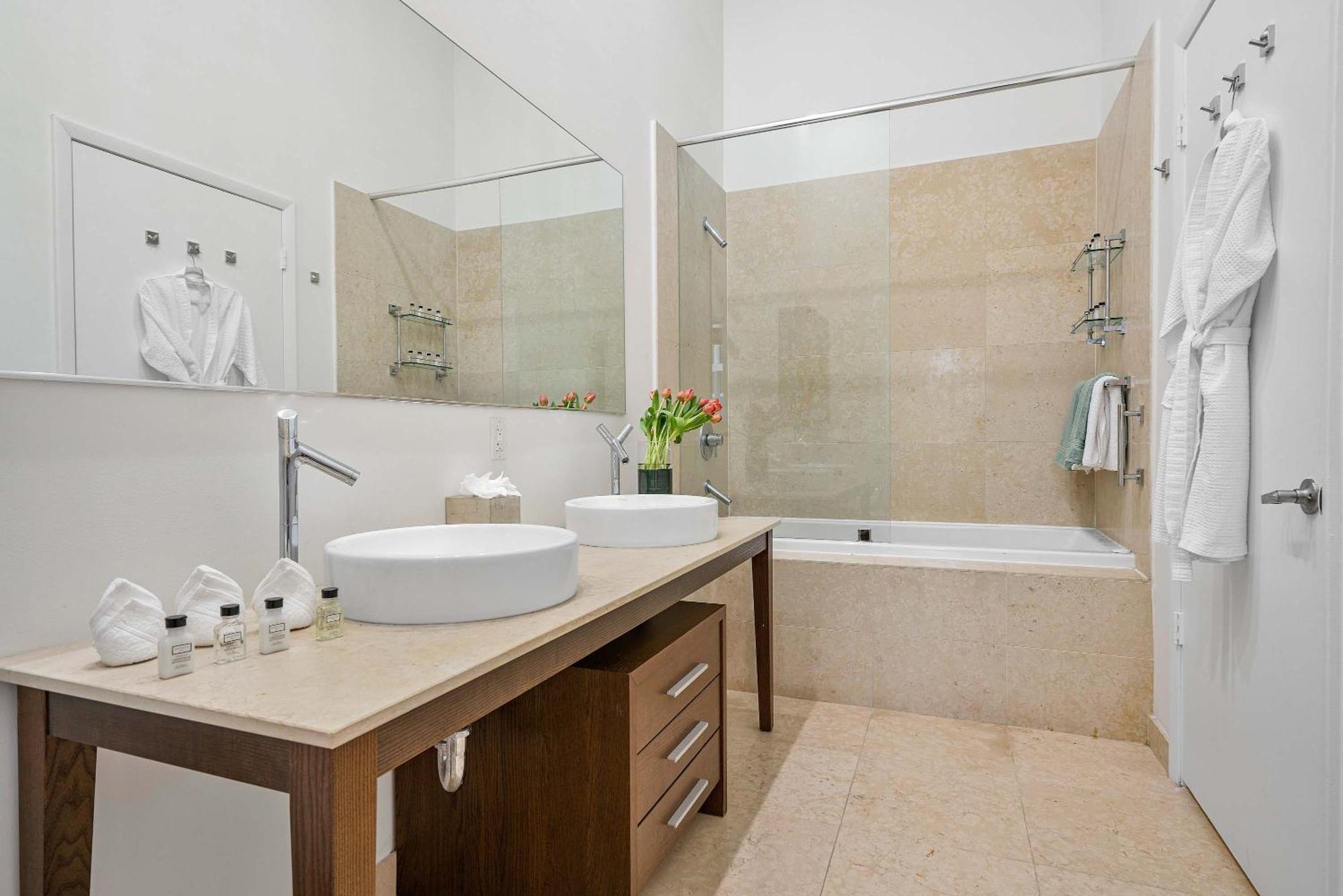 Mvr-water Views & Modern Luxury